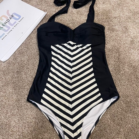 Cupshe Black One-Piece Swimsuit with Chevron Stripe Panel large Barbie - Picture 7 of 10